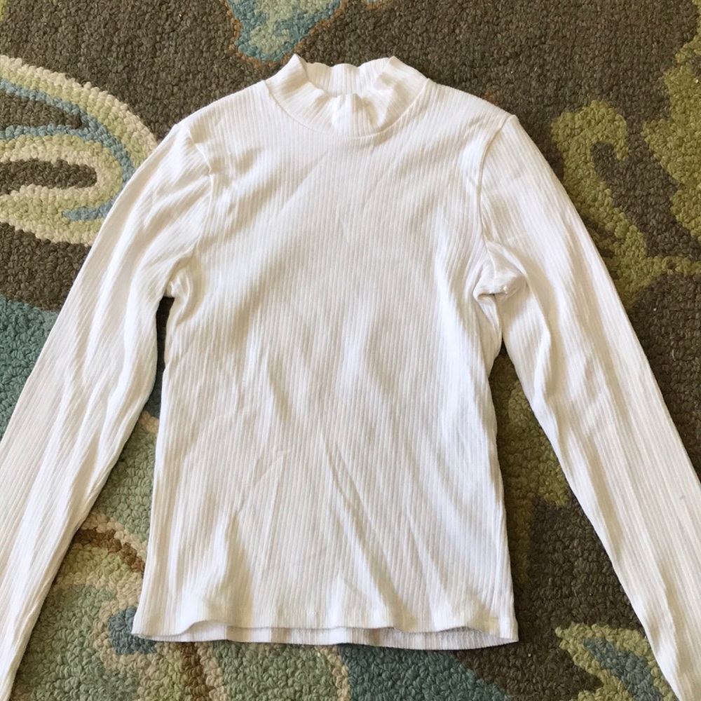 Super cute ribbed white turtleneck